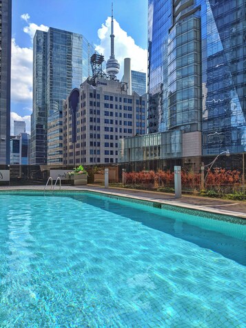 Una piscina cubierta, una piscina al aire libre