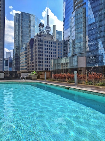 Una piscina techada, una piscina al aire libre
