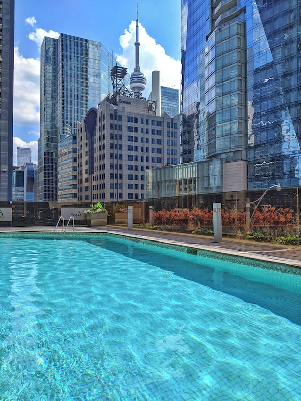 Una piscina techada, una piscina al aire libre