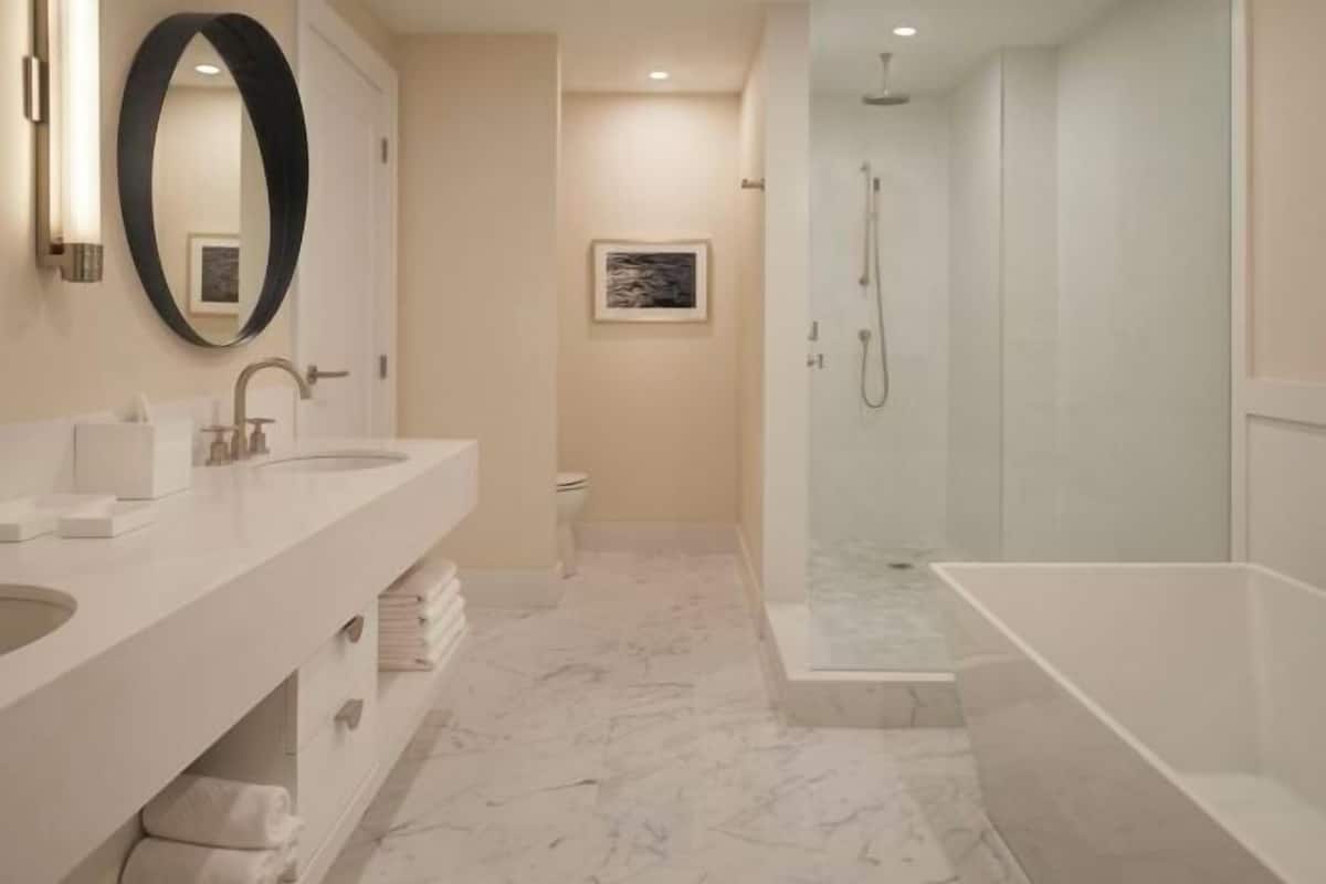 Badkamer | Designer toiletartikelen, een haardroger, handdoeken