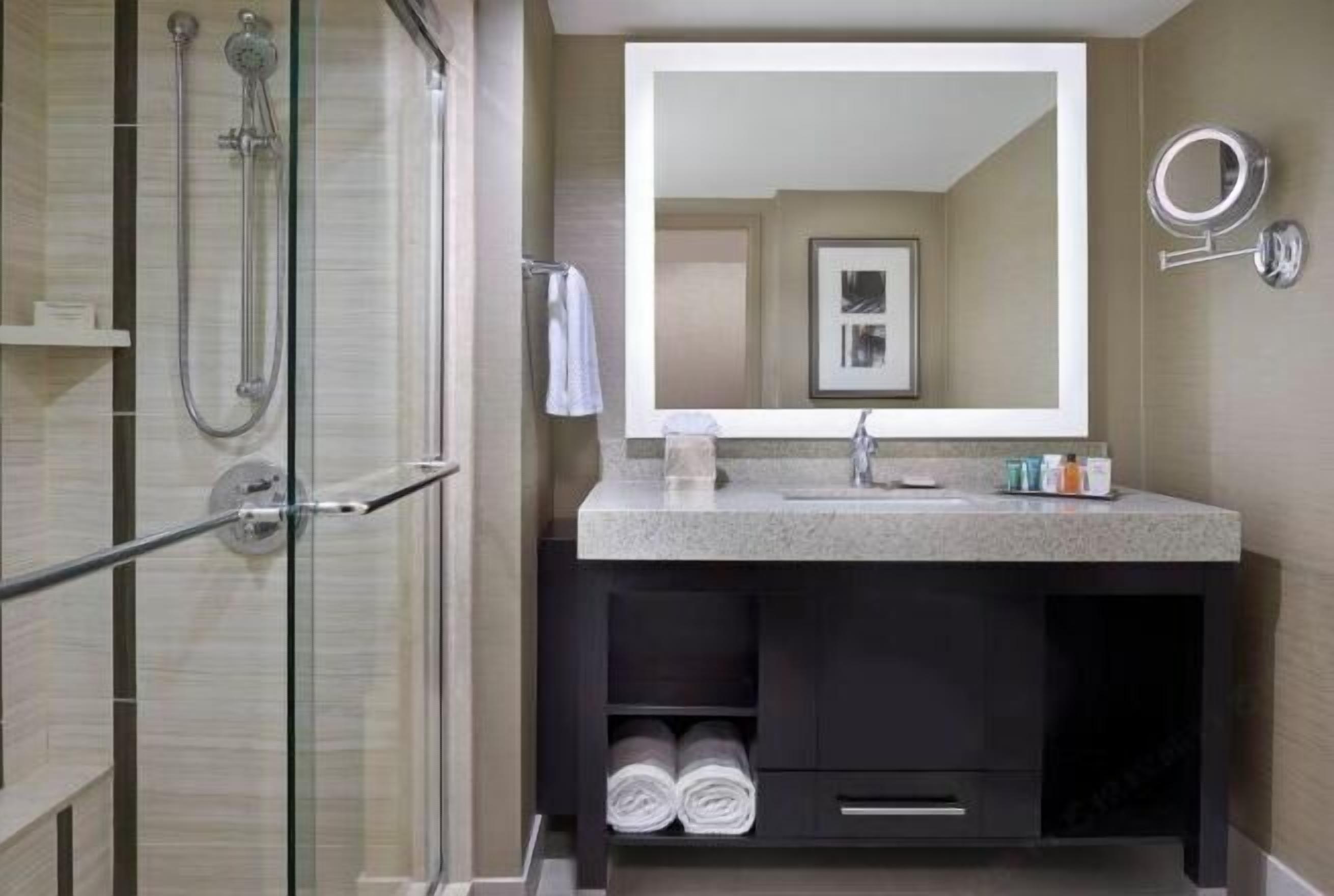 Badkamer | Designer toiletartikelen, een haardroger, handdoeken