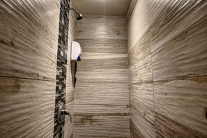 Kostenlose Toilettenartikel, Haartrockner, Handtücher