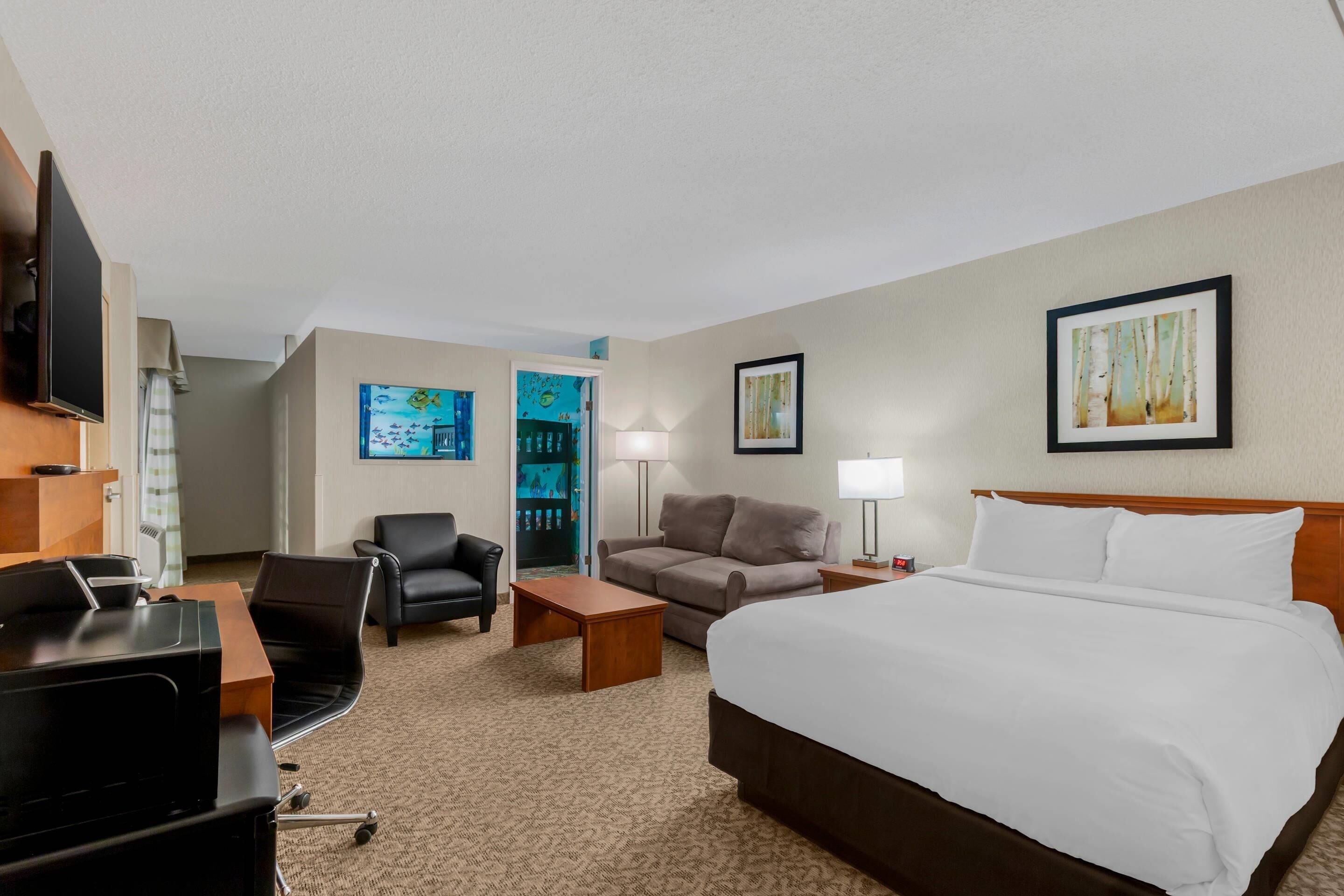 Suite, 1 cama de matrimonio con sofá cama, no fumadores (2 Person Sofa bed) | Colchones con acolchado adicional, escritorio, cortinas opacas