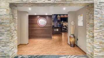 Se sirven desayunos, almuerzos y cenas; cocina americana