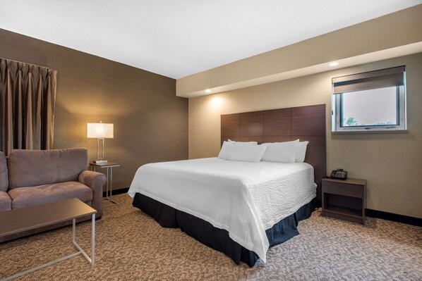 Suite, 1 cama King size y sofá cama, para no fumadores | Camas con pillow-top, escritorio y cortinas blackout 