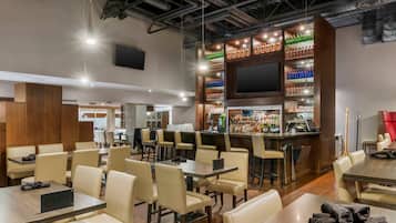 Se sirven desayunos, almuerzos y cenas; cocina americana