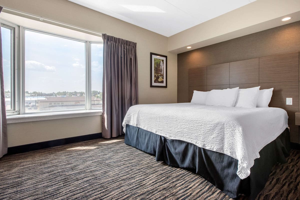 Camas con pillow-top, escritorio y cortinas blackout