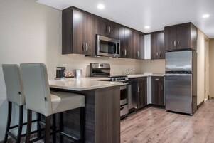 Colchones con pillow-top, escritorio y cortinas blackout 