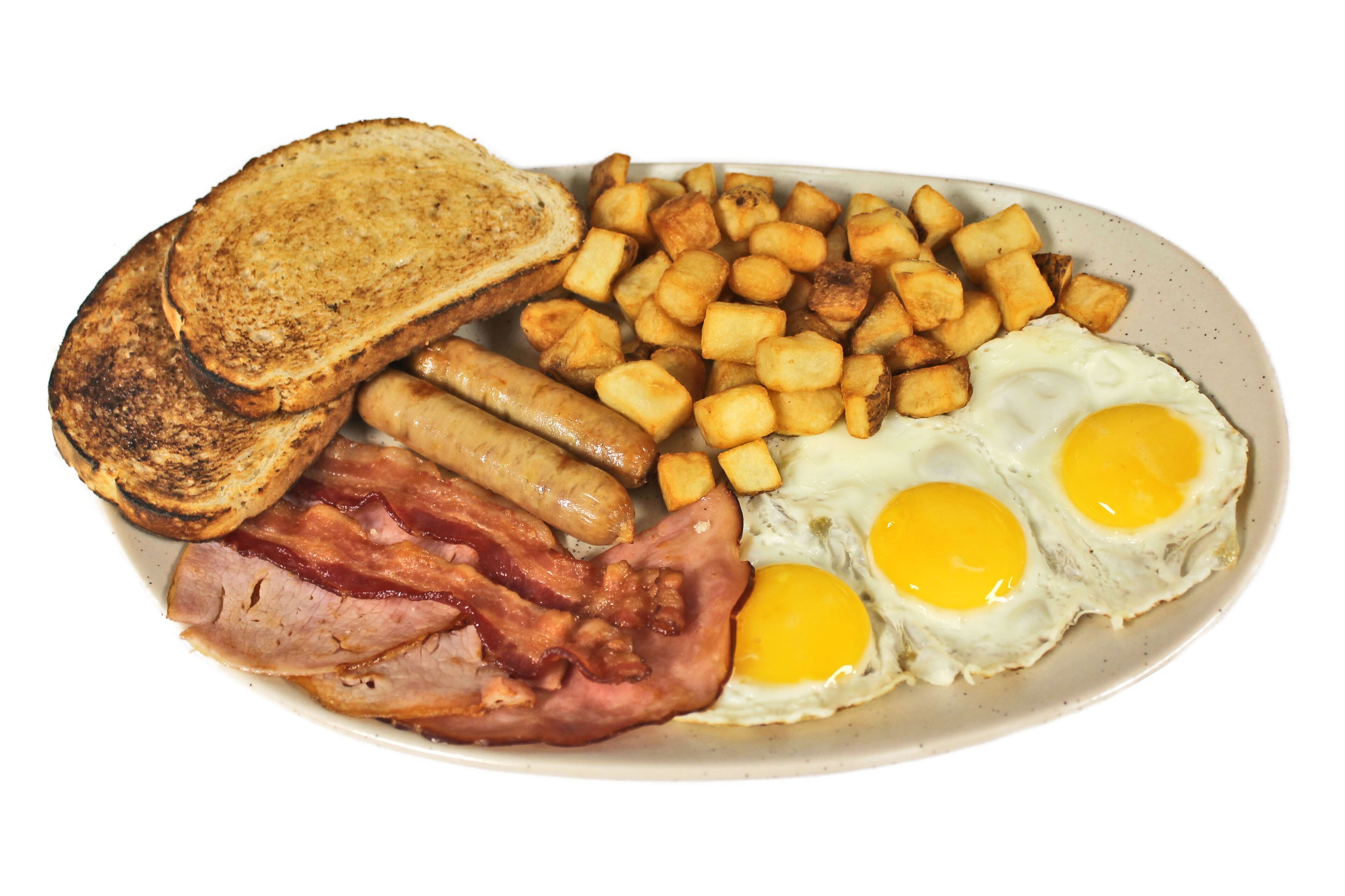 Ein Teller mit Toast, Würstchen, Speck, Spiegeleiern und Bratkartoffeln.