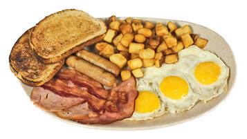 Ein Teller mit Toast, Würstchen, Speck, Spiegeleiern und Bratkartoffeln.