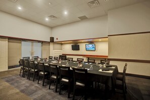 Breakfast, lunch, dinner served; pool views - Superior Inn Hotel and Conference Centre Thunder Bay (Thunder Bay)