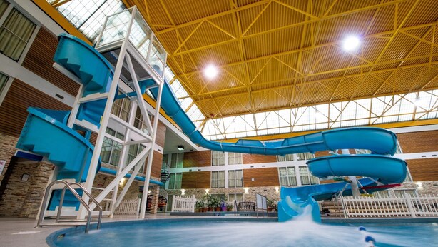 An indoor swimming pool with multiple water slides and a high ceiling with natural light. - Superior Inn Hotel and Conference Centre Thunder Bay (Thunder Bay)