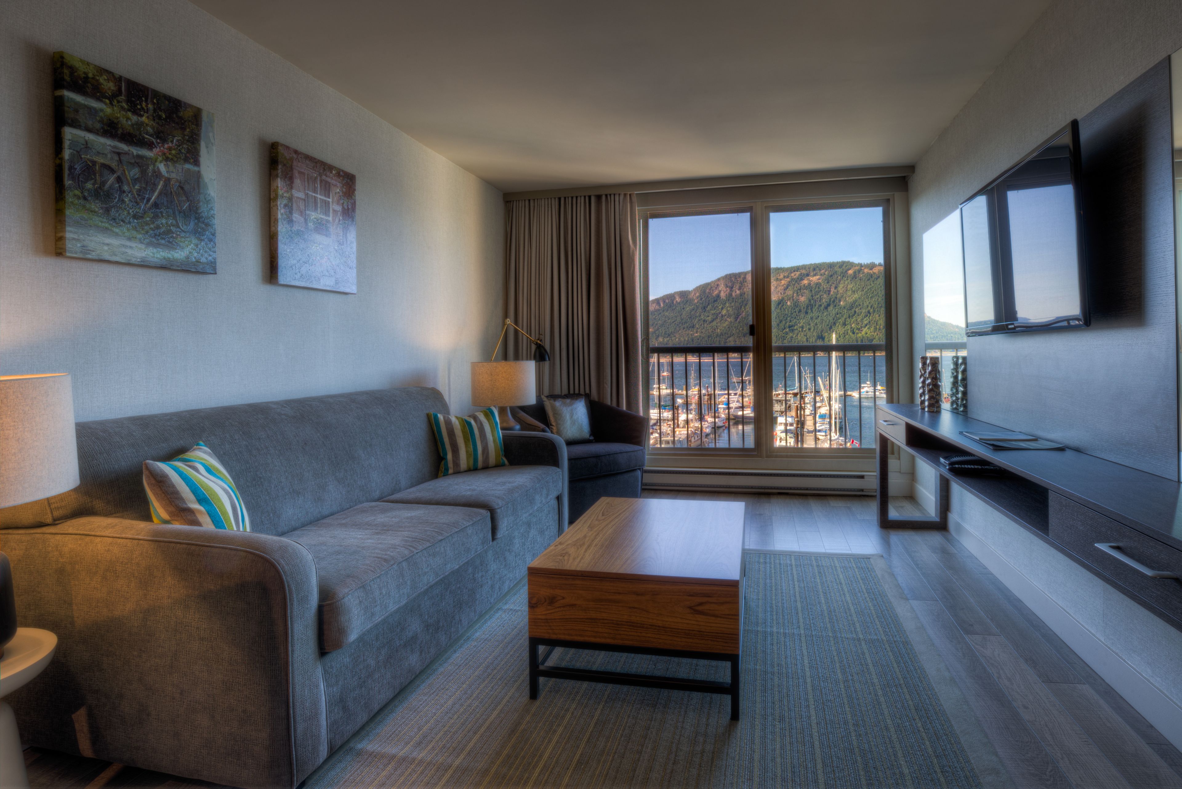 executive suite, ocean view | living room | 43-inch tv with cable channels