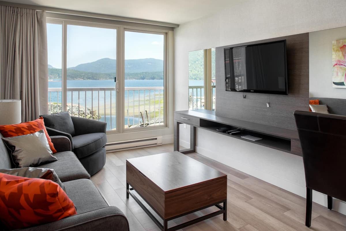 Executive Suite, Ocean View | Living room | 43-inch TV with cable channels