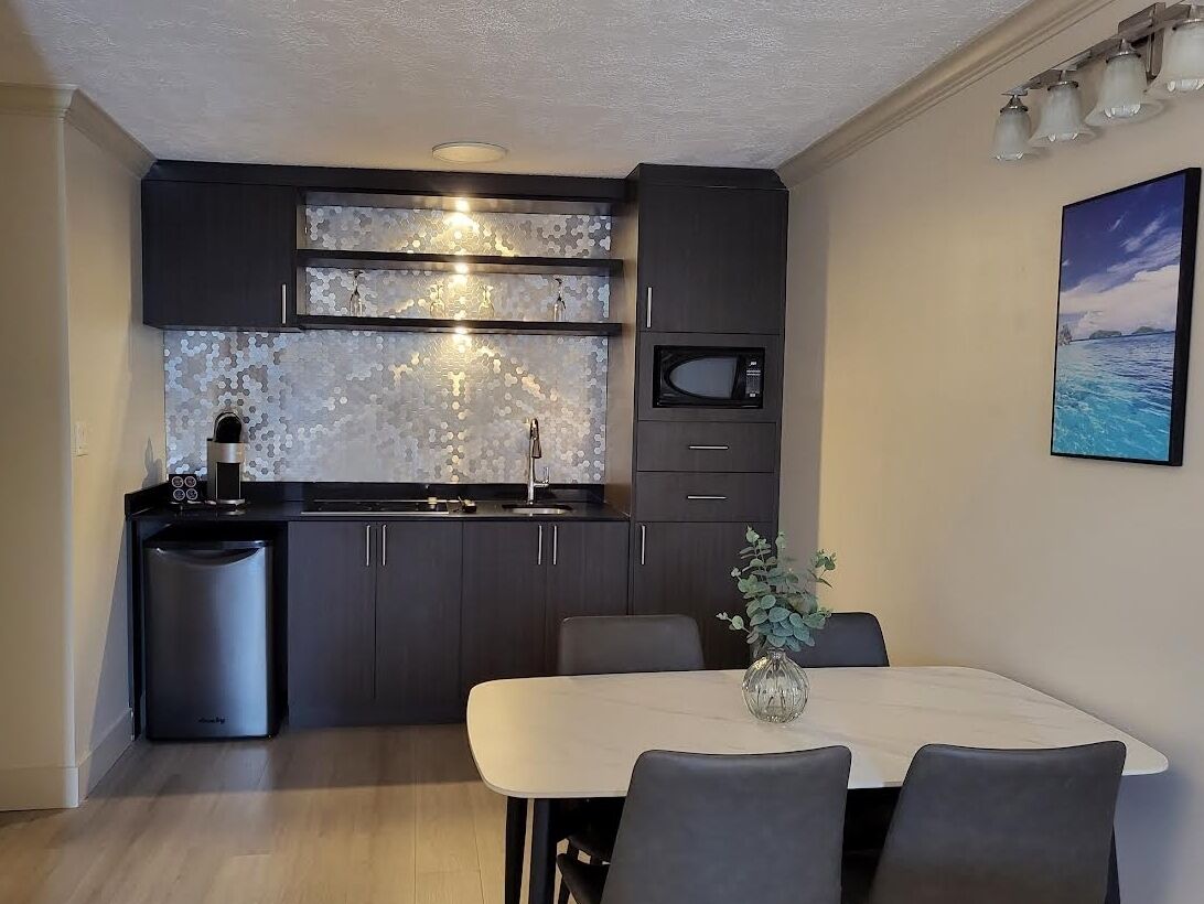 deluxe suite, ocean view | private kitchen | microwave, stovetop, coffee/tea maker, toaster