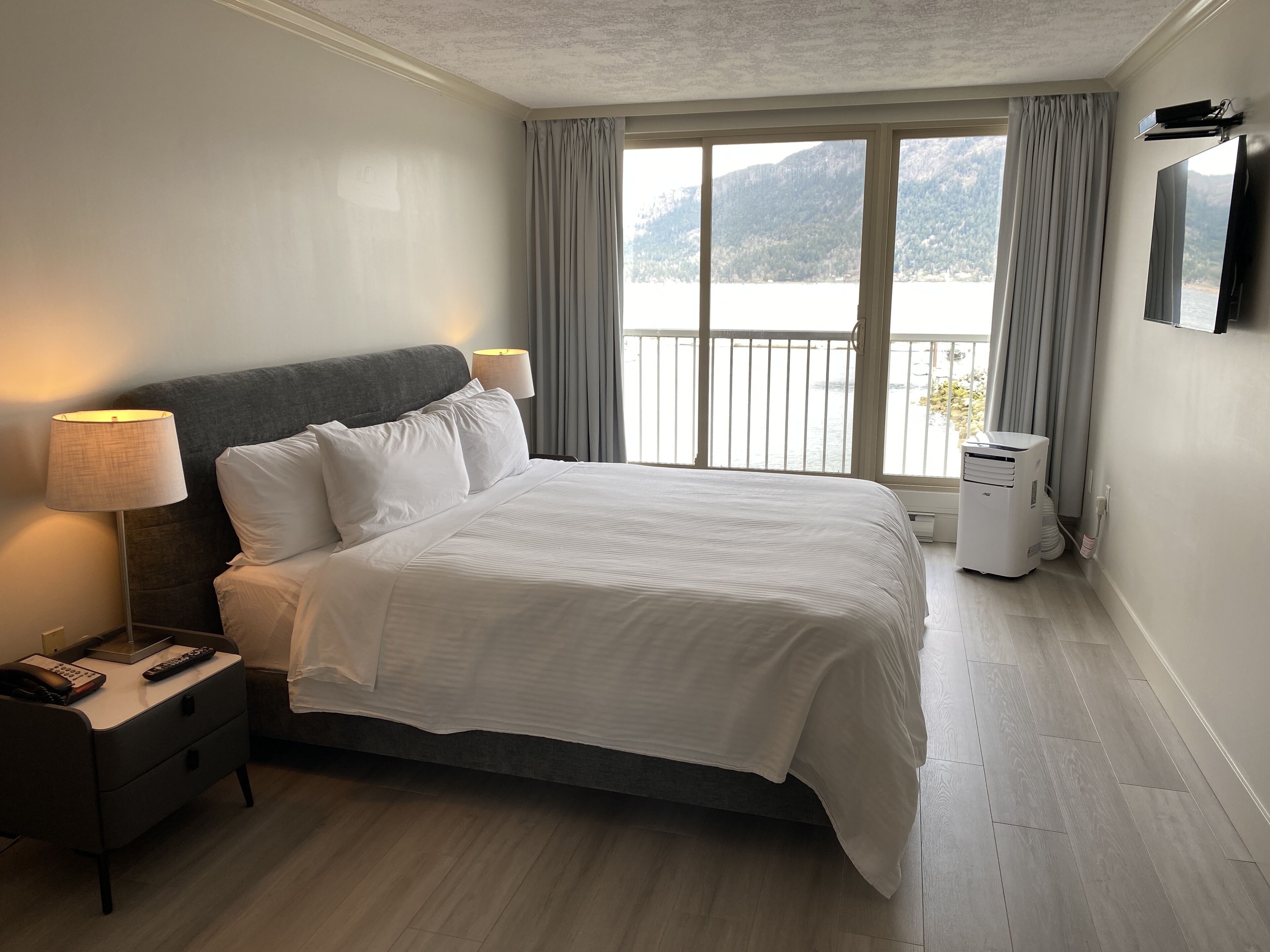 deluxe suite, ocean view | 1 bedroom, hypo-allergenic bedding, down duvets, in-room safe