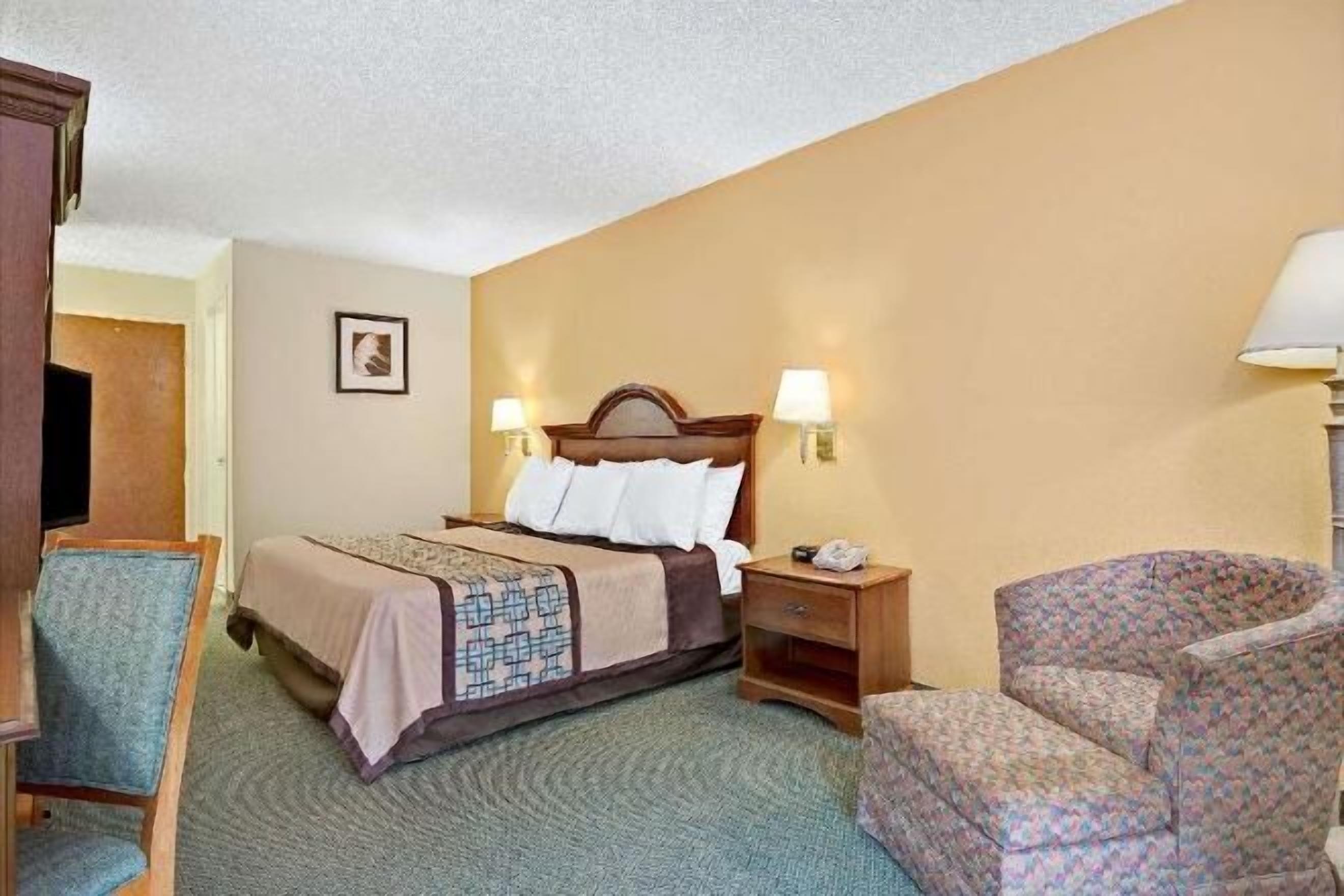 Schreibtisch, Verdunkelungsvorhänge, Bügeleisen/Bügelbrett