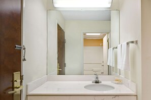Duschwanne, kostenlose Toilettenartikel, Haartrockner, Handtücher