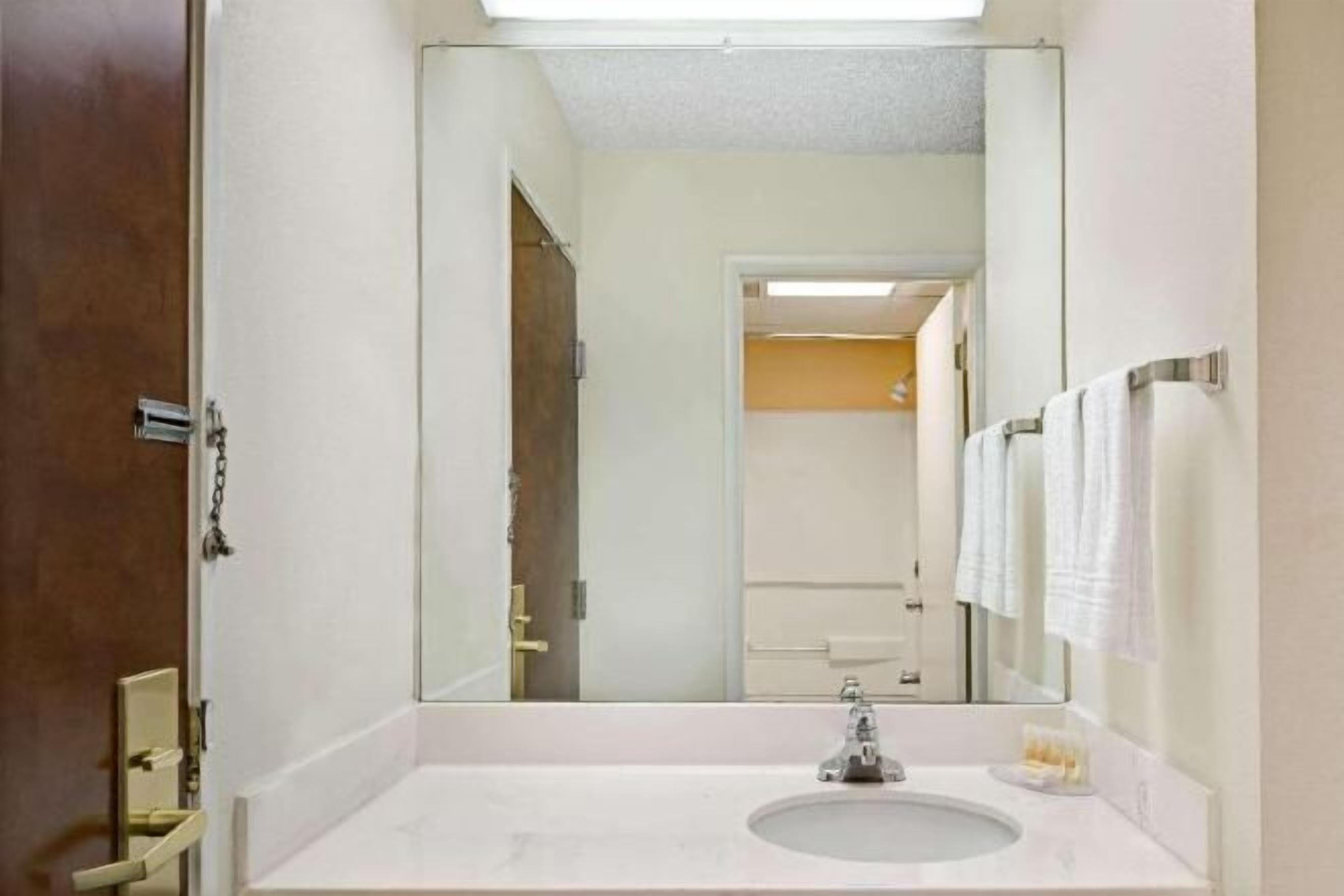 Bathroom | Combined shower/tub, free toiletries, hair dryer, towels