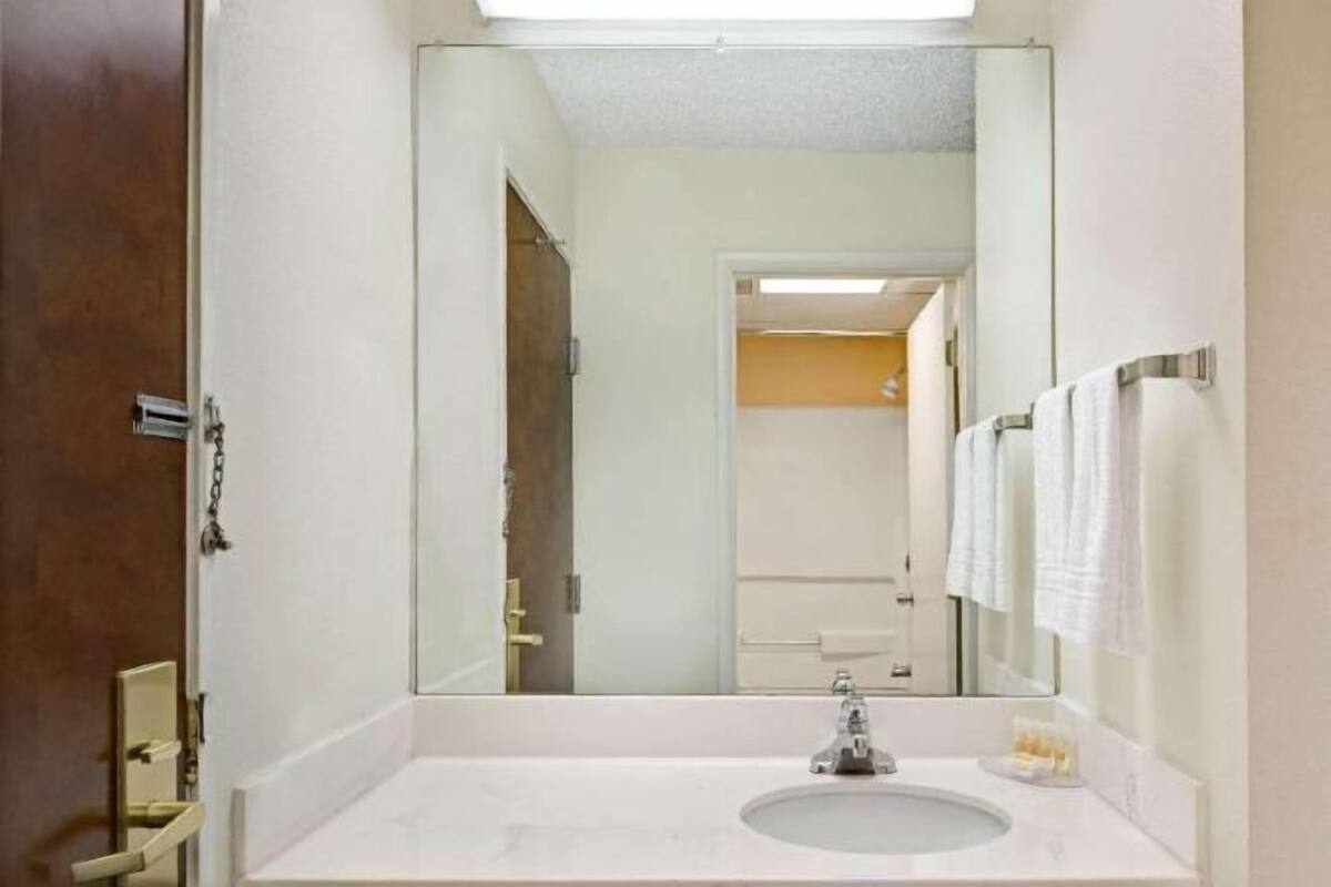 Bathroom | Combined shower/tub, free toiletries, hair dryer, towels
