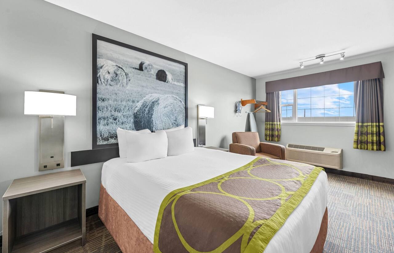 Super 8 by Wyndham Saskatoon Near Saskatoon Airport
