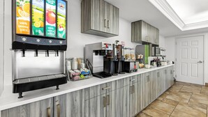 Una cocina moderna con una estación de café integrada, microondas y cafetera.