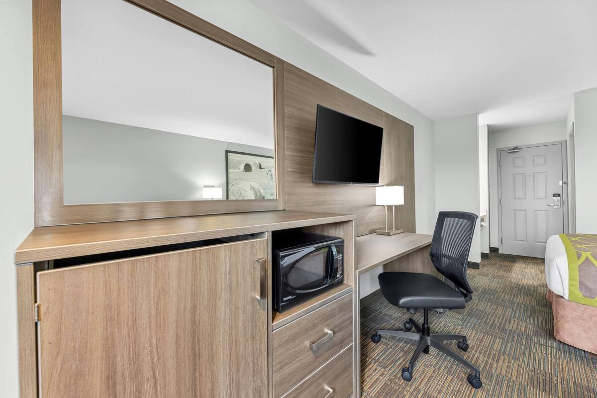 business room, 1 queen bed | desk, laptop workspace, soundproofing, iron/ironing board