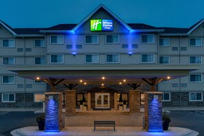 Exterior - Holiday Inn Express & Suites Fredericton by IHG (Fredericton)