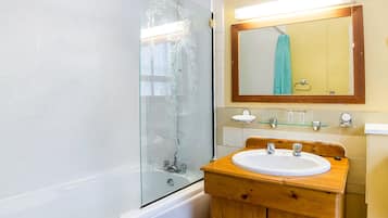 Standard Double Room | Bathroom | Free toiletries, hair dryer, towels