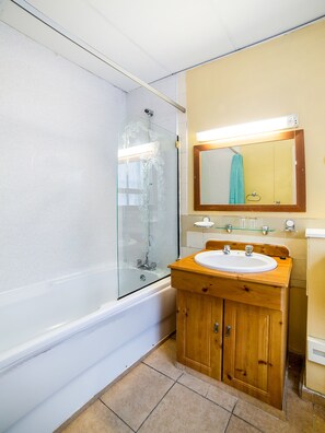 Standard Double Room | Bathroom