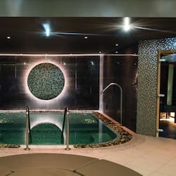 Indoor spa tub