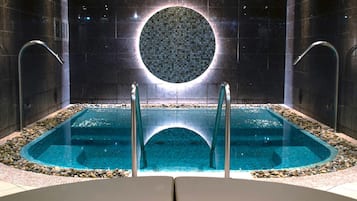 Indoor spa tub