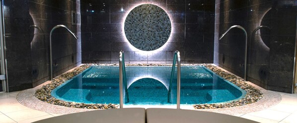 Indoor spa tub