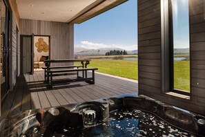 Maison luxueuse, 2 chambres, baignoire à remous, vue sur le lac | Terrasse/patio