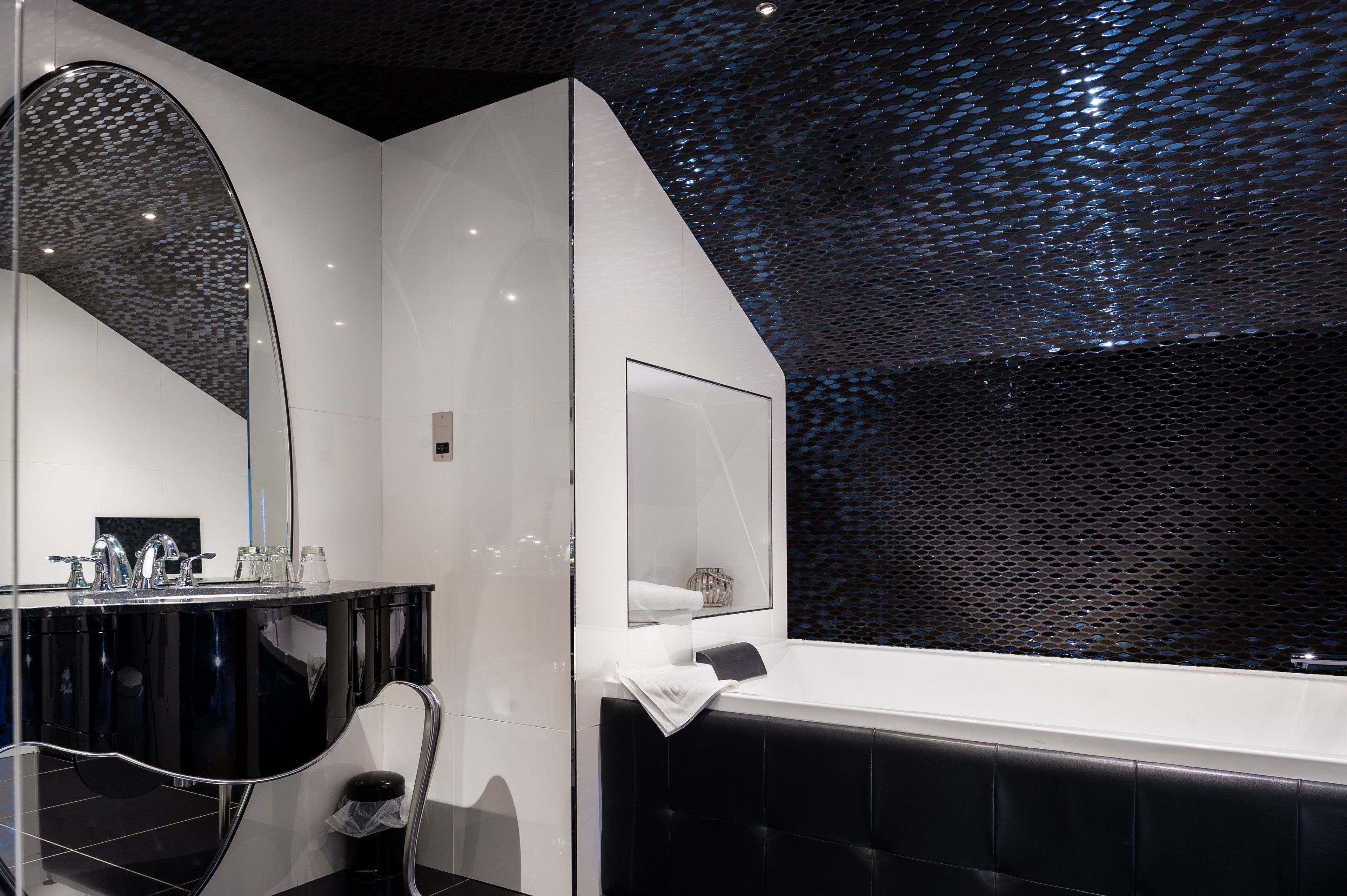 cygnet suite | bathroom | combined shower/bathtub, designer toiletries, hair dryer, towels