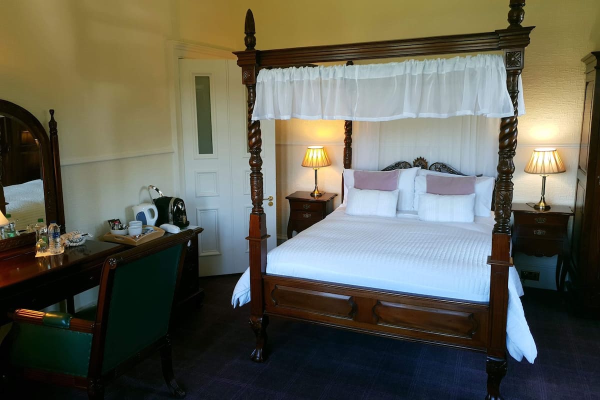 Tower Room | Hypo-allergenic bedding, desk, free WiFi