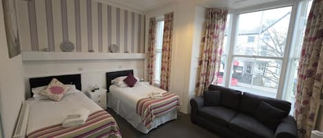 Twin Room 2 | Tabla de planchar con plancha y wifi gratis