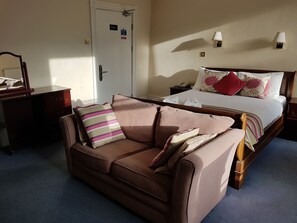 Deluxe Double Room 4 | Ferro/asse da stiro, Wi-Fi gratuito