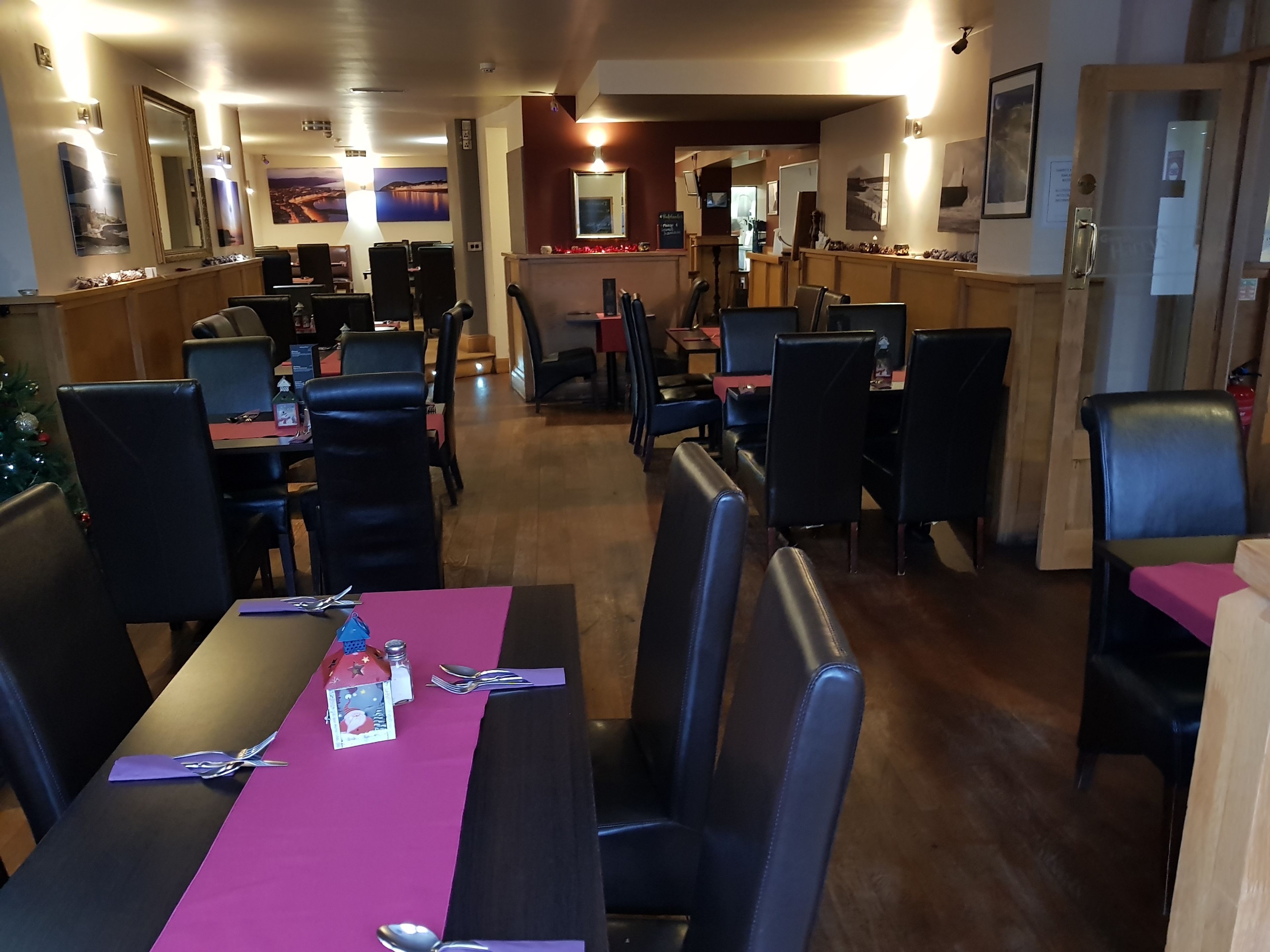 Déjeuner et dîner servis sur place