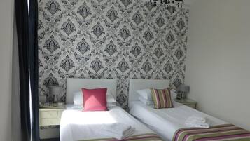 Twin Room 2 | Tabla de planchar con plancha y wifi gratis
