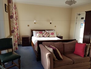 Deluxe Double Room 4 | Ferro/asse da stiro, Wi-Fi gratuito