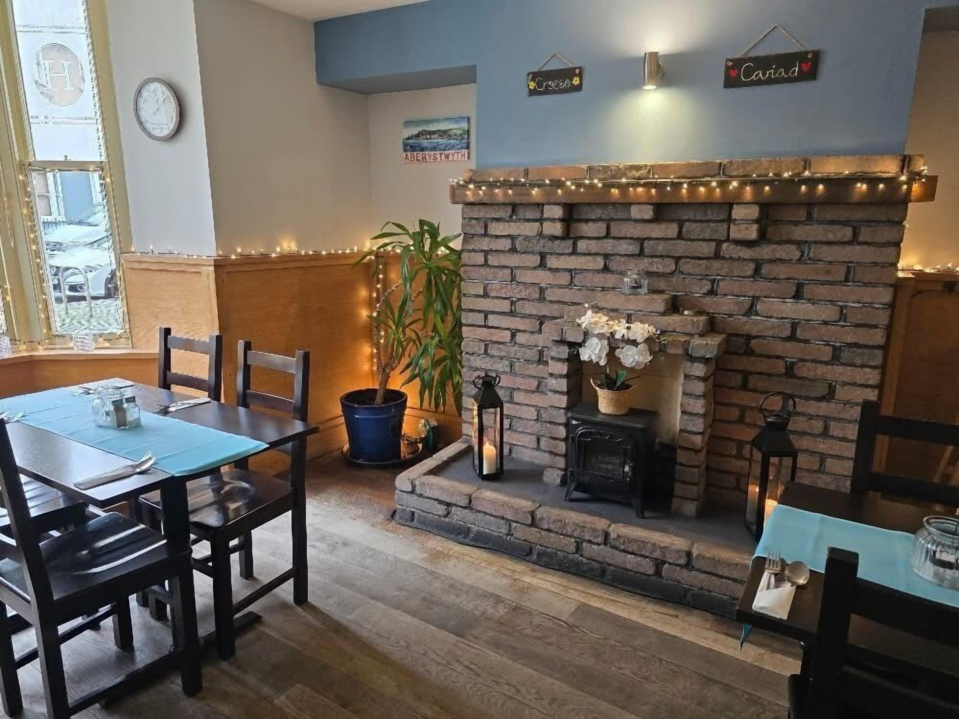 Lunch and dinner served