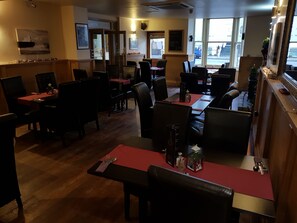 Lunch and dinner served - Harry's Hotel (Aberystwyth)