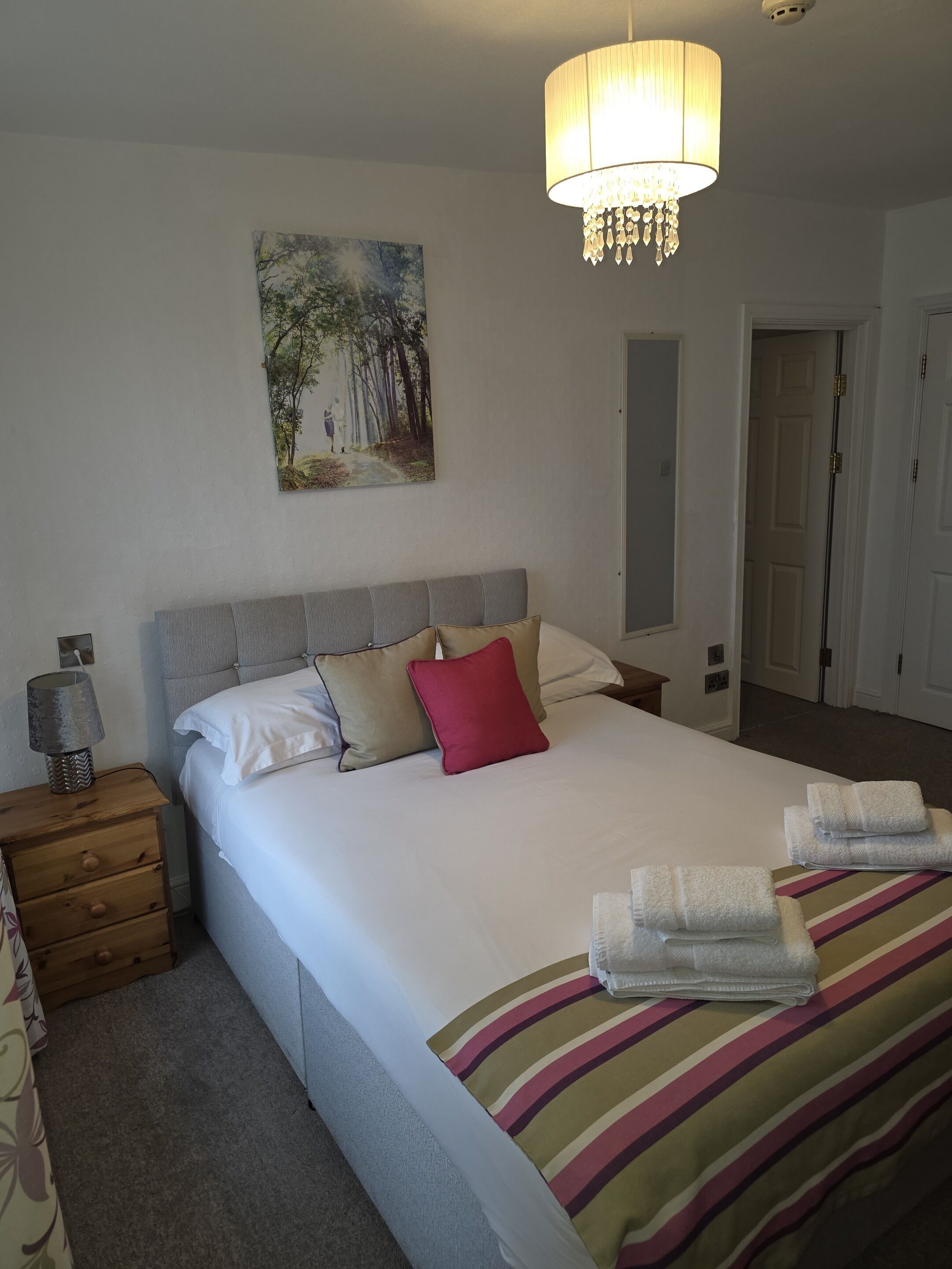 Family Room 12 | Tabla de planchar con plancha y wifi gratis