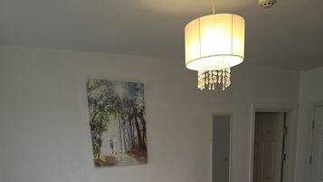 Family Room 12 | Tabla de planchar con plancha y wifi gratis