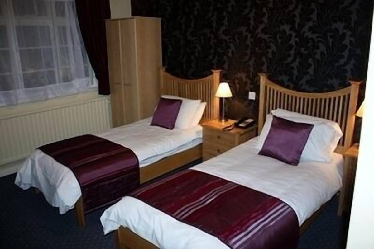 Chambre avec lits jumeaux | Bureau, fer et planche à repasser, Wi-Fi gratuit