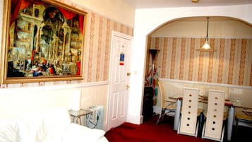 Familienapartment, 2Â Schlafzimmer, KĂŒche | Wohnzimmer | Fernseher