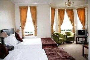 Quarto duplo standard, 2 camas de solteiro, suíte | Escrivaninha, ferros/tábuas de passar roupa, Wi-Fi de cortesia