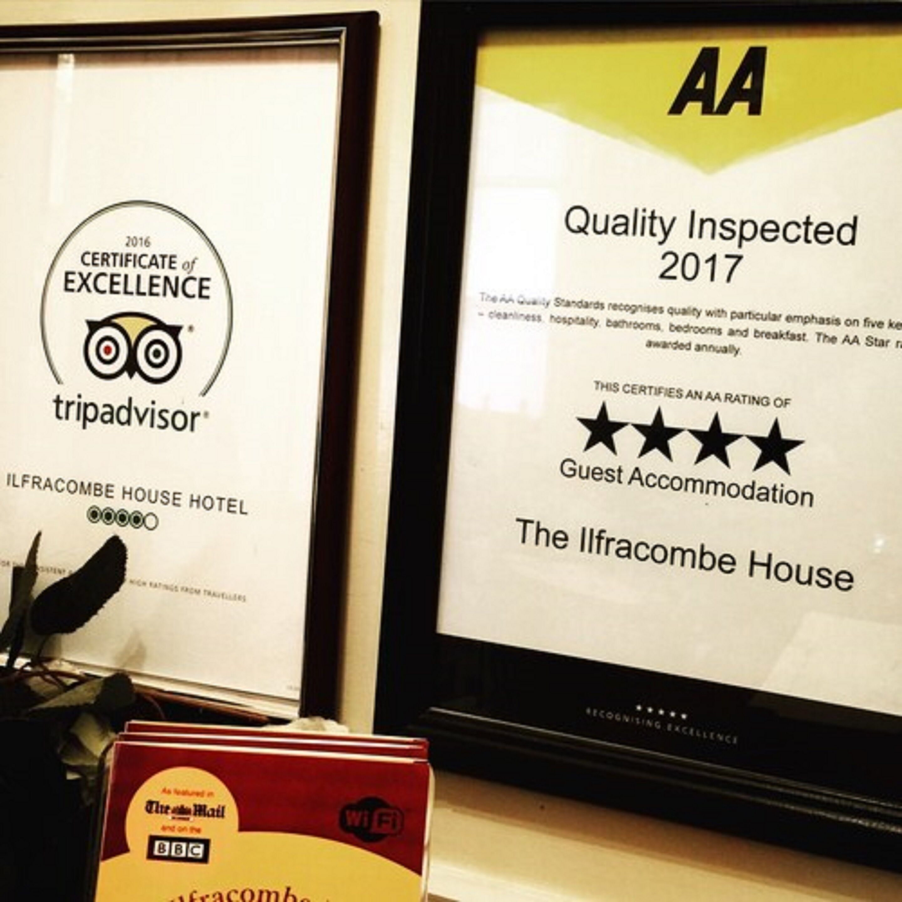 Rahmengenannte Auszeichnungen für Exzellenz und eine Bewertung von 'AA' für das Ilfracombe House Hotel.