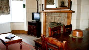 Family Room, 1 Bedroom, Ensuite | Living room
